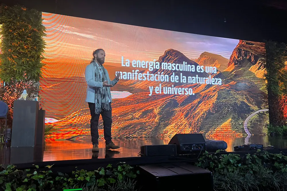 Benjo Podlech brindando una conferencia sobre la energía masculina